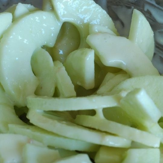 1. Этап. Яблочный пирог со сметаной: Затем сюда же добавляем ломтиками нарезанные яблоки.