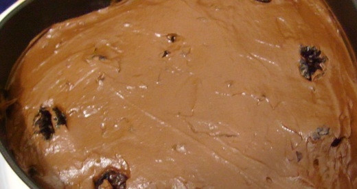 1. Этап. Шоколадный торт с черносливом: Мусс распределите по готовому остывшему коржу. Поставьте торт в холодильник, чтобы он пропитался.