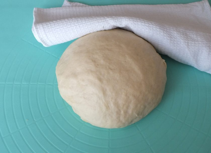 1. Этап. Милашино тесто: Выложите тесто на рабочую поверхность, соберите края к центру, переверните и оставьте на 5 минут.