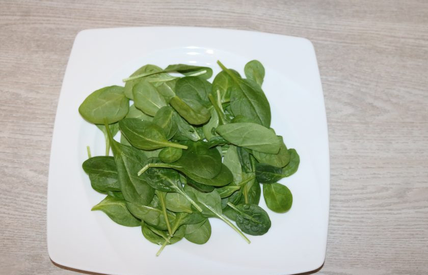 1. Этап. Диетический зелёный салат: Выложите на большую тарелку листья салата.