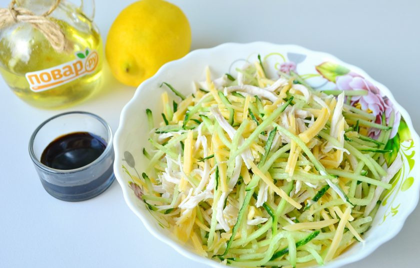 1. Этап. Салат из курицы: 5. В глубоком салатнике соедините огурец, филе и сыр. Перемешайте осторожно. В отдельной посудите сделайте заправку: растительное масло, лимонный сок и соевый соус. Полейте салат заправкой, еще раз перемешайте и дайте настоятся минут 5-10, чтобы все составляющие хорошо пропитались соусом.