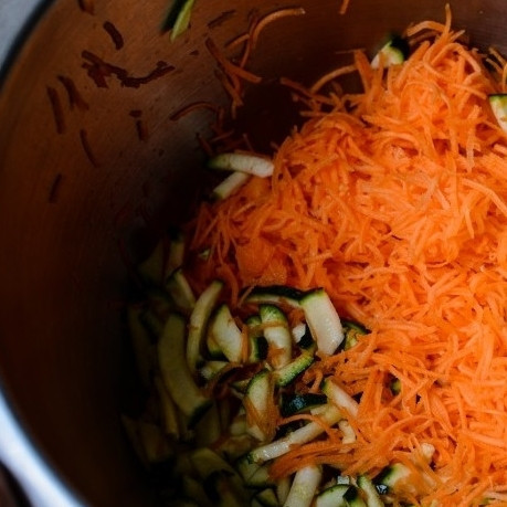 1. Этап. Овощные маффины: 1. Морковь и цукини очистите и промойте. Если цукини - свежий, то его чистить не надо. Морковь натрите на мелкой терке, а цукини натрите немного крупнее.