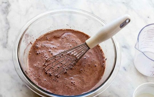 1. Этап. Шоколадный десерт в микроволновке: 3. Накройте крышкой или тарелкой так, чтобы остался небольшой зазор. Отправьте в микроволновку на 3 минуты. После достаньте и взбейте еще разок хорошенько.