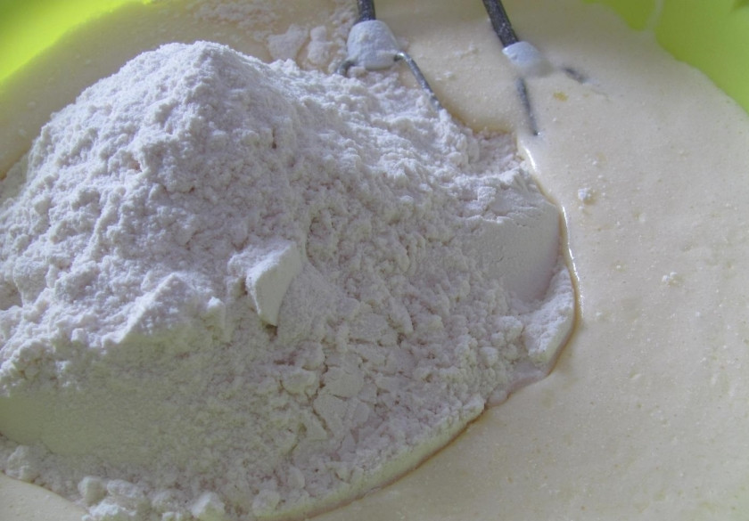 1. Этап. Булочки на кефире без дрожжей: 3. Муку заранее просеиваю и всыпаю в миску, замешиваю тесто, оставляю его на 20-30 минут.