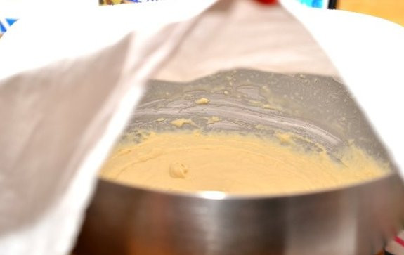 1. Этап. Сдобные пирожки с творогом: Миску с тестом накрываем полотенцем или марлей и ставим в теплое место на 1 час.