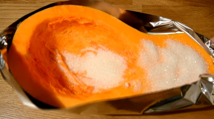 1. Этап. Простой десерт из запеченной тыквы: 2. Посыпаем срез тыквы сахаром и корицей, распределяем по всей поверхности.