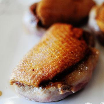 1. Этап. Утка карри по-тайски: Не обжаривая с другой стороны достаньте утки со сковородки. Нам нужен был только жир с уток.