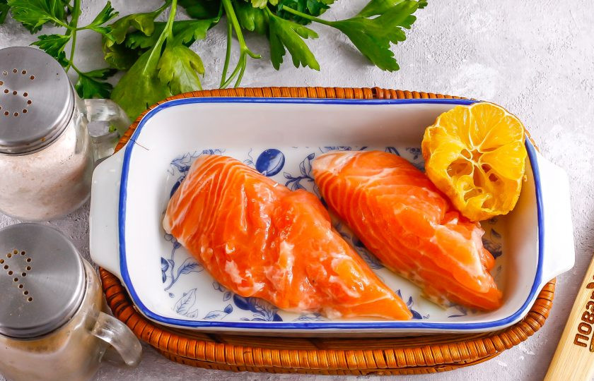 1. Этап. Лосось по-шведски: Филе лосося промойте в воде и обсушите бумажными салфетками. Выложите в глубокую емкость и выжмите из части лимона лимонный сок, предварительно нарезав 3-4 ломтика для запекания. Всыпьте соль и молотый черный перец. Тщательно обпанируйте кусочки рыбы в этом маринаде и оставьте на 30 минут.