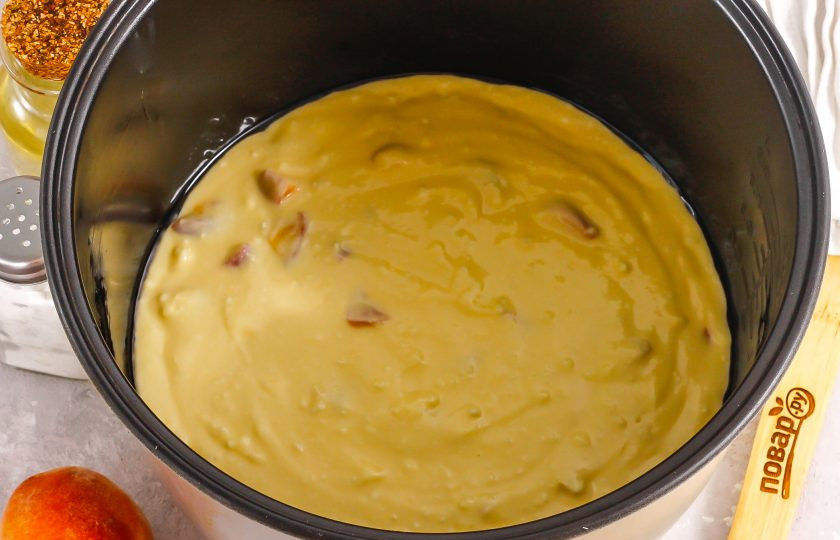 1. Этап. Творожная запеканка с персиками в мультиварке: Смажьте форму растительным или сливочным маслом, перелейте в нее творожное тесто. Активируйте мультиварку на режим 