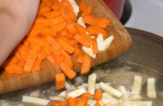 1. Этап. Картофельный суп на курином бульоне: 4. Добавьте нарезанную морковь и корень петрушки.