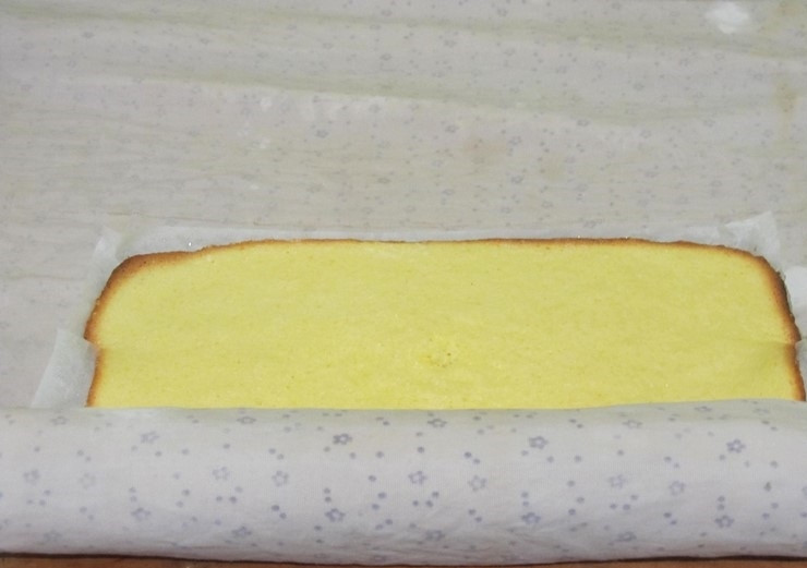 1. Этап. Рулет с вареной сгущенкой: 7. Сворачиваем рулетом, оставляем так на пятнадцать минут.