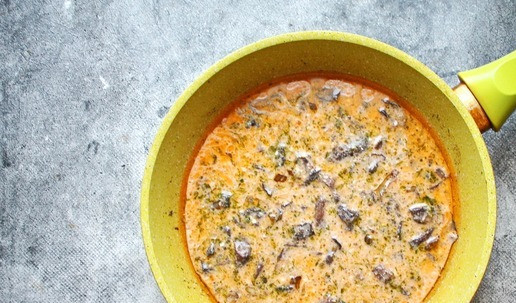 1. Этап. Купаты с грибами в соусе: Смешайте майонез, воду и томатную пасту, вылейте в сковороду. Все доведите до кипения, посолите, убавьте огонь и варите 2-3 минуты.