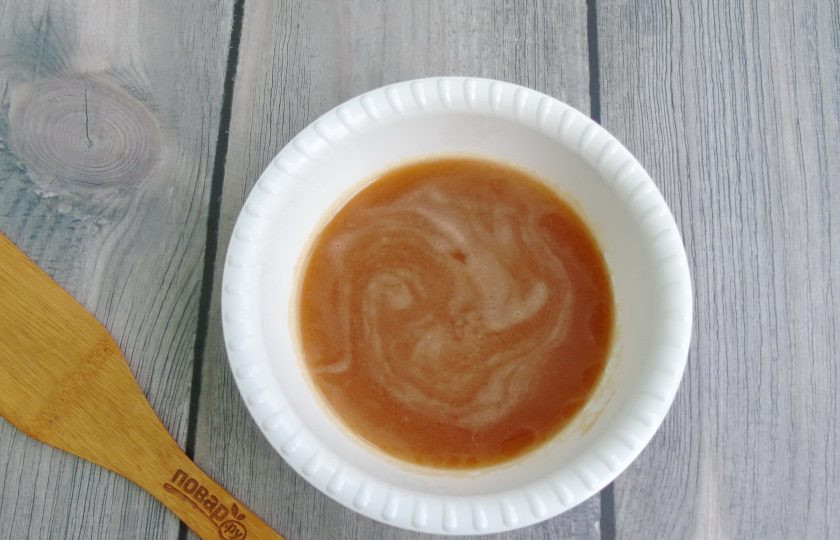 1. Этап. Яблочно-апельсиновый сок: Процедите яблочный сок через марлю, сложенную в несколько слоев или через густое сито.