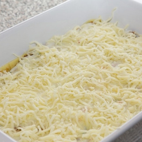 1. Этап. Лазанья с мясом: Посыпаем чашкой тертого сыра.