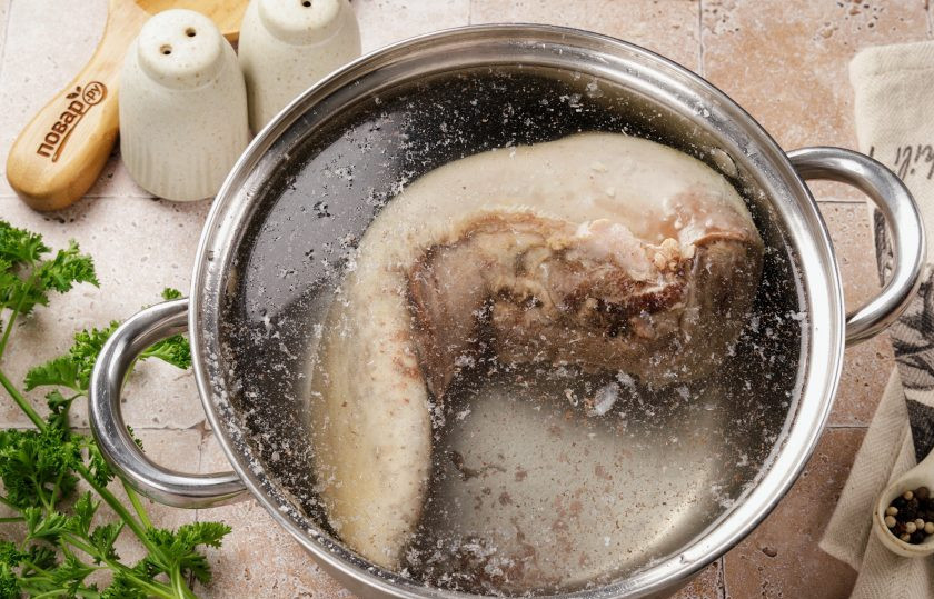 1. Этап. Рулетики из языка: Готовый язык выньте и поместите в ледяную воду на 10 минут. Помещение языка в холодную воду поможет удалить кожу.