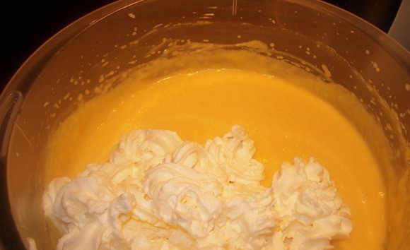 1. Этап. Персиковый торт с маскарпоне: Пюрируем фрукты блендером и соединяем с маскарпоне. Добавляем мед и сахар. Перемешиваем. В отдельной емкости взбиваем сливки. Предварительно замоченный желатин топим на водяной бане с добавлением сока и коньяка. Соединяем с персиковой массой, туда же кладем взбитые сливки, перемешиваем.