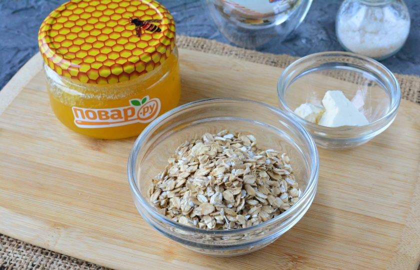 1. Этап. Овсянка с медом на воде: Подготовьте все ингредиенты.