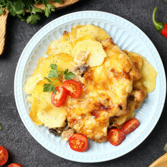 Запеканка из куриного филе с картошкой, грибами и сыром