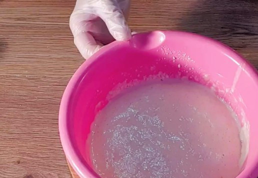 1. Этап. Круглые пирожки с овощами и яйцом: 2. Приготовим опару. Вливаем в большую миску теплое молоко 150 мл (35С). Всыпаем 1 ст. л. сахара и сухие дрожжи (6 гр), перемешиваем до растворения сыпучки. Добавляем 3 ст. л. муки от общего количества. Перемешиваем, накрываем миску и оставляем минут на 30 или до появления пенной шапочки.