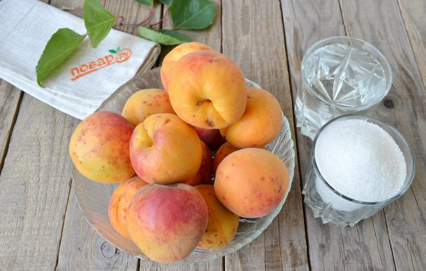 1. Этап. Абрикосовый джем на зиму: Подготовьте только самые спелые абрикосы, сахар и воду. Ее количество может быть любым, в зависимости от того, насколько плотно вы сможете уложить абрикосы для варки. Но обо всем по-порядку.