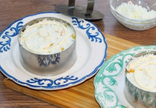 1. Этап. Слоеный салат с авокадо, тунцом, черри: 14. Затем белок (присолить) + майонез.