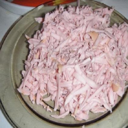 1. Этап. Мини пицца из слоеного теста: 3. Колбасу и сыр натереть на средней терке или нарезать тонкой соломкой.