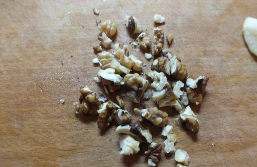 1. Этап. Каша из овсяной крупы на воде: Орехи измельчите.