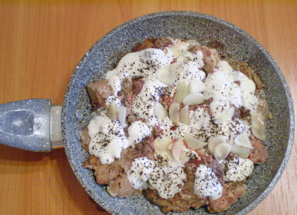 1. Этап. Печень, тушеная в сметане: 5. Добавляем к печени сметану, соль, перец черный, чеснок. Перемешиваем. Минутку прожариваем.