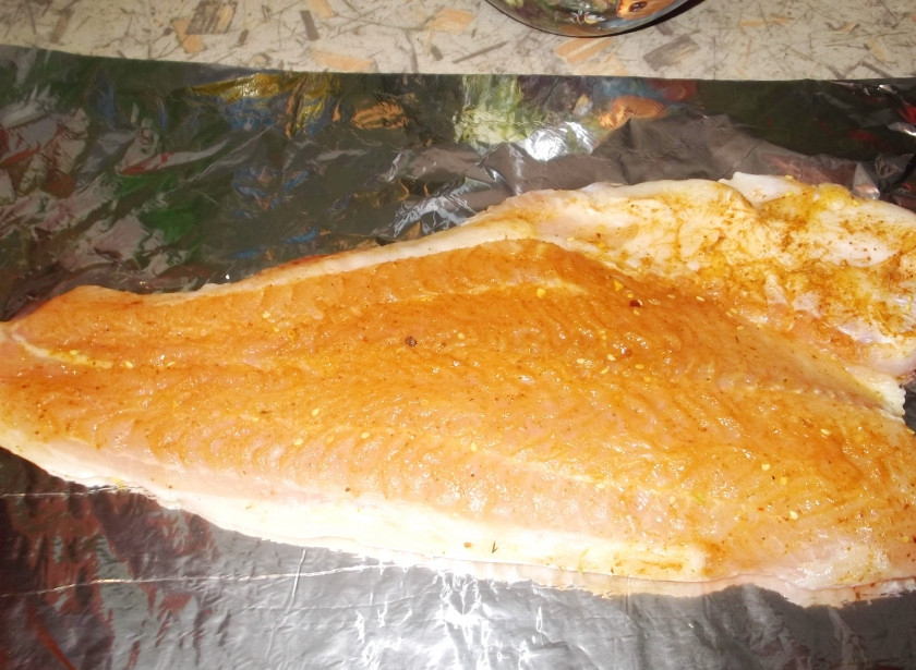 1. Этап. Пангасиус в фольге: Кабачки настаиваются. Делаем рыбу: выкладываем на двойную фольгу, солим, перчим. Я еще добавляю приправу для рыбы.