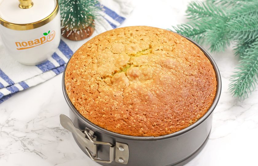 1. Этап. Торт Змейка на Новый год: Выпекайте около 35 минут до румяности. Проверьте готовность бисквита деревянной шпажкой, она должна выходить сухой из его середины. Извлеките форму с бисквитом и переверните на бок.