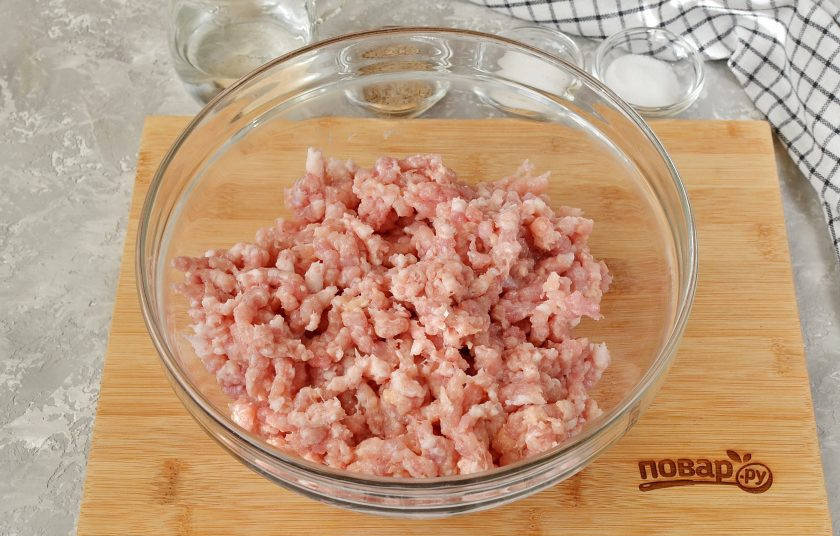 1. Этап. Домашняя колбаса из курицы: Пропустите через крупное сито мясорубки сало и куриное мясо.