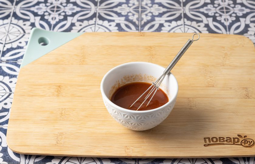 1. Этап. Рис с красными бобами: Томатную пасту смешайте со специями и солью, разведите водой до состояния густого соуса.