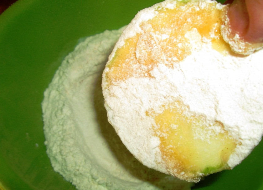 1. Этап. Кабачки на сковороде: Подготовьте муку. Обмакните кабачок в яйце, а потом в муке.