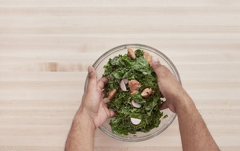 1. Этап. Салат с курицей и редиской: 5. Добавляю в капусту обжаренную курицу, миндаль, маринованный редис и оставшуюся заправку, солю по вкусу и перчу, затем хорошенько перемешиваю. Разделяю салат порционно и украшаю оставшимся тертым сыром.