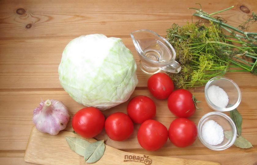1. Этап. Помидоры с капустой без стерилизации: Подготовьте ингредиенты для приготовления помидоров с капустой.