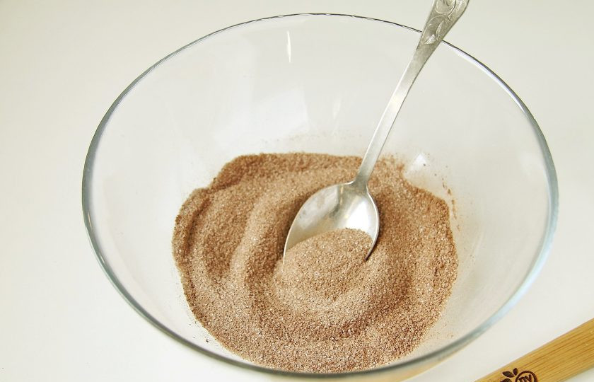 1. Этап. Шоколадные подушки: Соедините сахар, какао и ванилин.