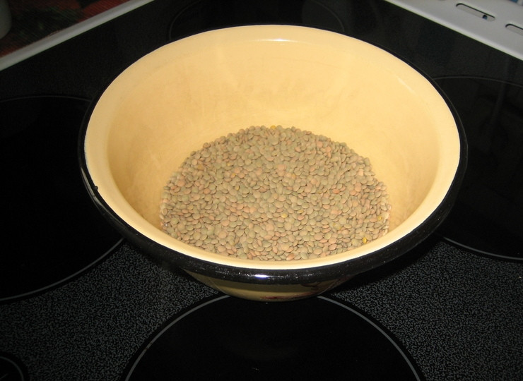 1. Этап. Постные котлеты из чечевицы: Чечевицу замочите в воде предварительно, лучше всего на ночь.