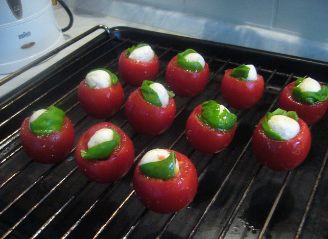 1. Этап. Помидоры, запеченные с моцареллой: Укладываем помидоры на противень, предварительно сбрызнув их оливковым маслом. Отправляем в духовку.