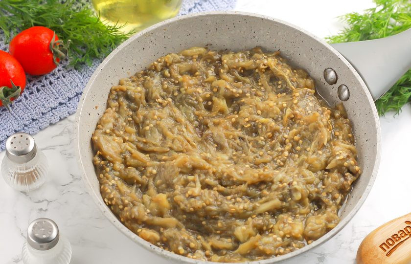 1. Этап. Блины с начинкой из баклажанов: Разогрейте на сковороде растительное масло и выложите мякоть баклажанов. Обжарьте примерно 3-5 минут, время от времени перемешивая и пюрируя вилкой. Можно добавить немного чеснока или томатной пасты по вкусу.