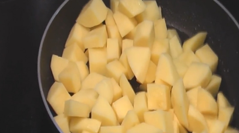 1. Этап. Рагу из курицы и овощей: Порезать куриное филе на небольшие кусочки и обжарить на растительном масле. Выложить в кастрюлю. Порезать картофель кубиками и слегка обжарить.