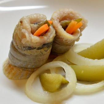 Рулетики из сельди в маринаде