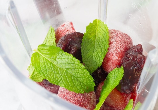 1. Этап. Клубнично-шоколадный смузи с мятой: 1. В чашу блендера отправьте клубнику и джем. Туда же добавьте вымытые и обсушенные листочки мяты.