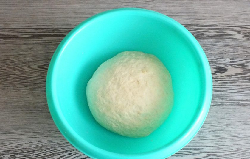 1. Этап. Хлеб с уксусом: Готовое тесто округлите, выложите в чашу, прикройте пищевой плёнкой и уберите на 40 минут в тёплое место без сквозняков.