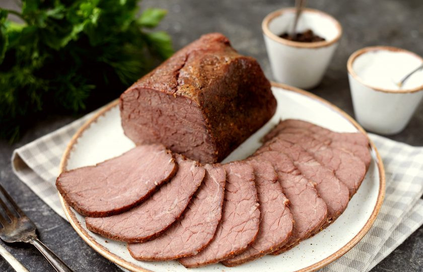 1. Этап. Буженина из говядины в фольге в духовке: Спустя время извлеките мясо из духовки, проколите фольгу, слейте выделившийся сок. Остудите говядину прямо в фольге и в ней же отправьте в холодильник до полного остывания. Спустя несколько часов тоненько нарежьте буженину и подавайте в качестве холодной закуски.