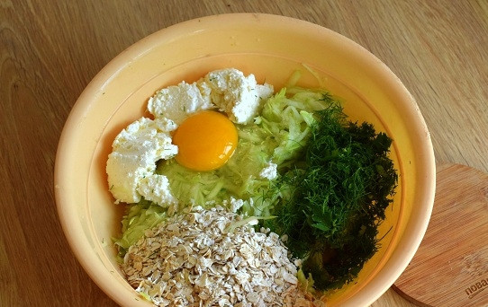 1. Этап. Оладьи из кабачков на сковороде: Смешайте все ингредиенты в однородное тесто.