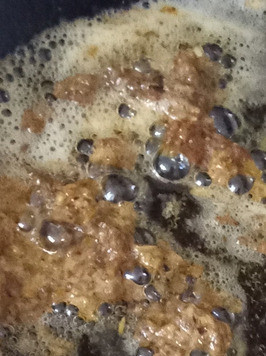 1. Этап. Бенгальский яблочный суп: В отдельной ёмкости разогреть холодную воду и отварить булгур до готовности 10-15 минут. Тем временем, в сковороде на огне выше среднего разогреть Гхи и добавить горчицу, зиру, перец красный жгучий и имбирь. Готовить одну минуту.