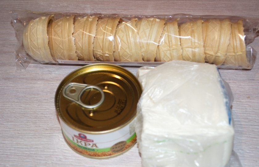 1. Этап. Тарталетки с икрой и сливочным сыром: Для приготовления этой закуски нам понадобится сливочный крем-сыр и сами тарталетки. Дополнением и изюминкой вкуса будет икра. Можно взять икру мойвы или минтая.