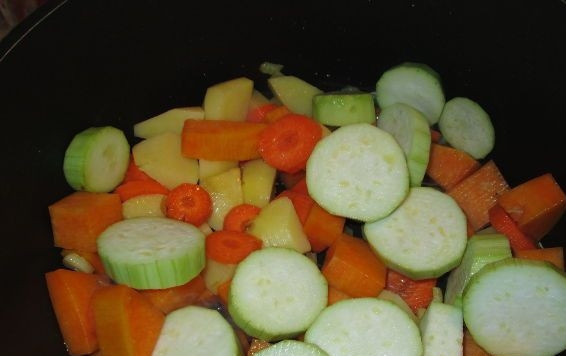 1. Этап. Суп-пюре из тыквы диетический: Морковь, цукини и картофель произвольно нарежьте. Добавьте овощи в казан.