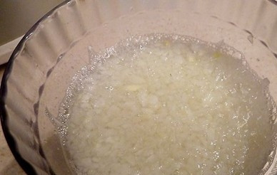 1. Этап. Салат Черепаха с виноградом: Очистим репчатый лук и нарежем маленькими кубиками. Заливаем лук кипятком, через 5 минут воду сливаем и поливаем лук соком лимона.