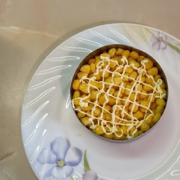 1. Этап. Салат Вкуснейший: Сверху смазать майонезом.